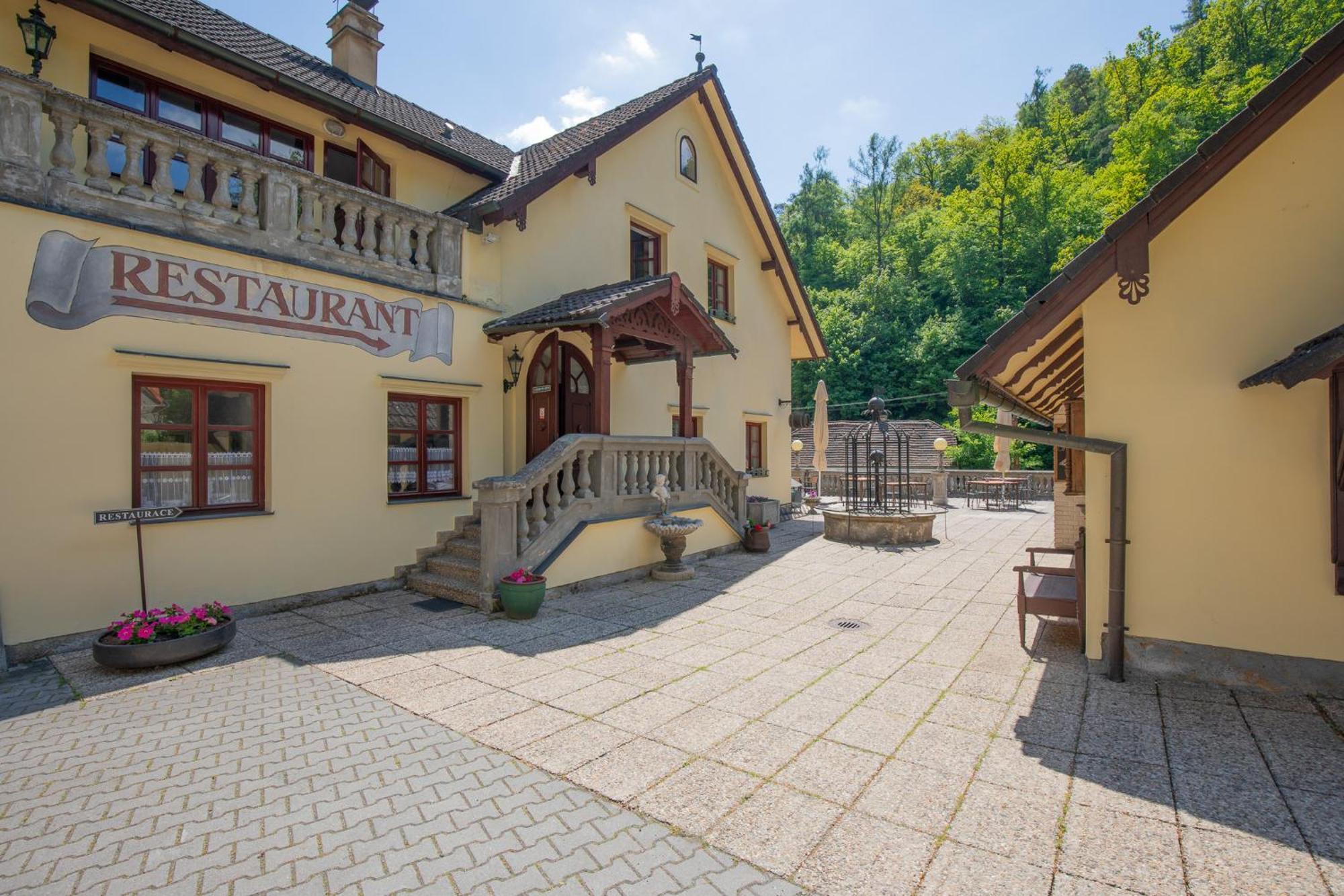 Resort U Jelena Křivoklát Kültér fotó